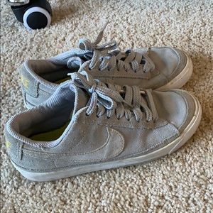 Nike livestrong shoes size 5